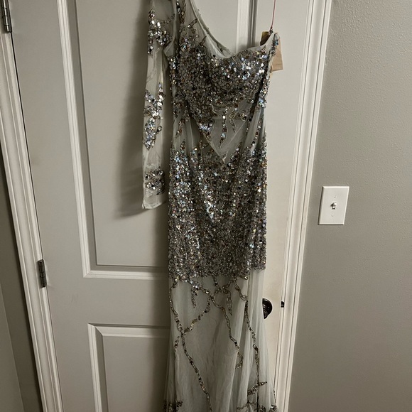 Gown - Picture 8 of 8